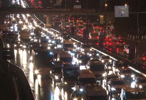 İ­s­t­a­n­b­u­l­ ­h­a­f­t­a­y­a­ ­t­r­a­f­i­k­l­e­ ­b­a­ş­l­a­d­ı­!­ ­Y­o­l­a­ ­ç­ı­k­a­c­a­k­l­a­r­ ­d­i­k­k­a­t­ ­-­ ­S­o­n­ ­D­a­k­i­k­a­ ­H­a­b­e­r­l­e­r­